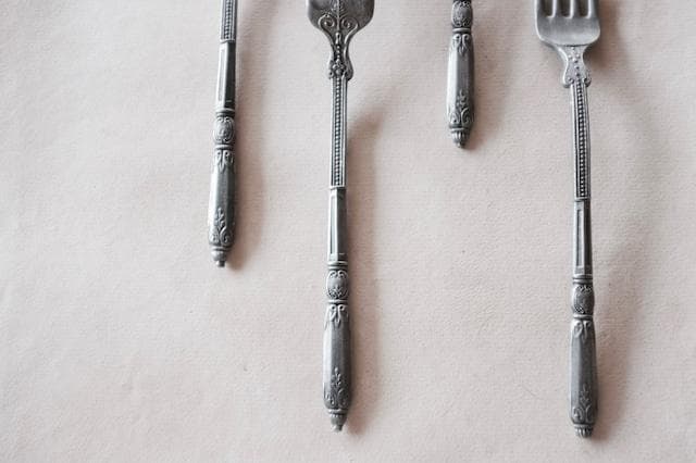 sold france 球とネオゴシックと縦長のスプーンとフォーク