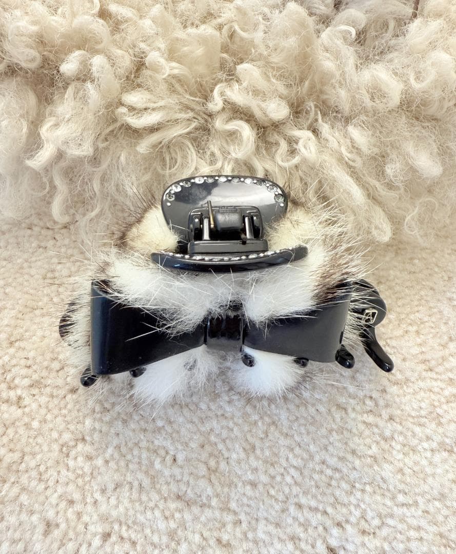 アレクサンドル ドゥ パリ　白黒ファー付き　リボンクリップ　スワロフスキー