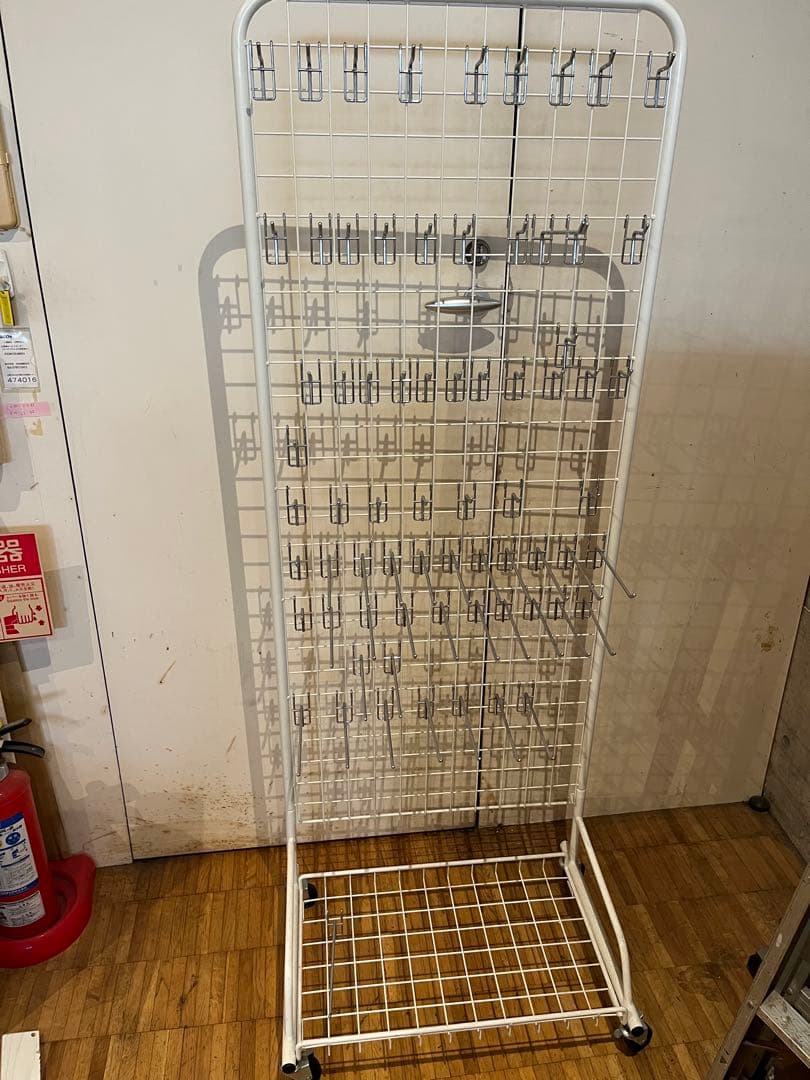 店頭什器　商品陳列棚　フック多数　メッシュパネル　スタンド