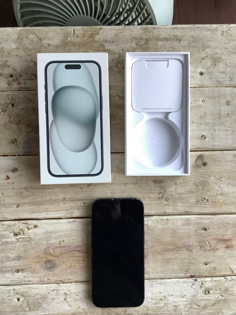 【ジャンク】iPhone 15 ブラック　256GB SIMフリー 背面割れあり