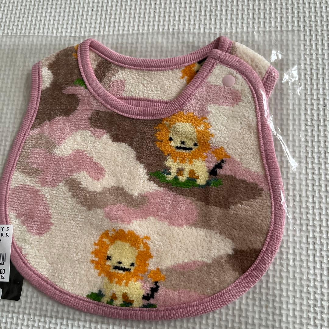 バーニーズニューヨーク　ライオン柄 フリース風スタイ ピンク系とベージュ系2点