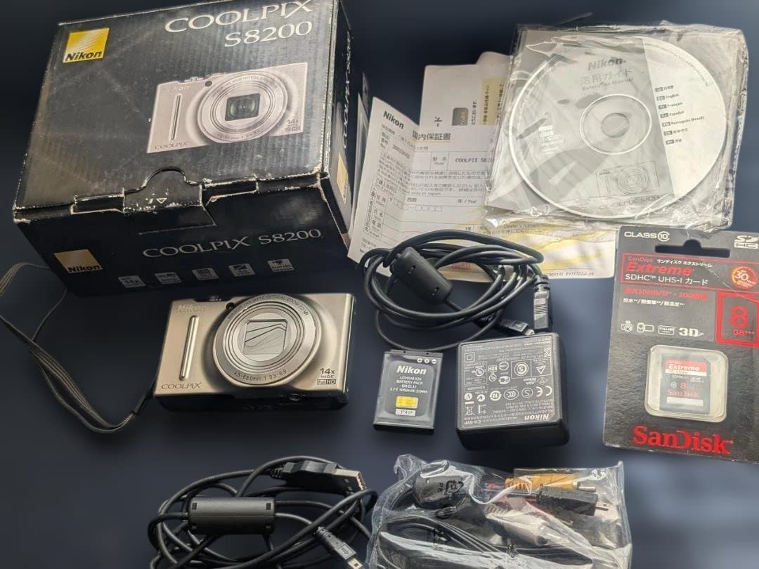 Nikon COOLPIX S8200 シルバー 元箱　予備バッテリー付属品付き