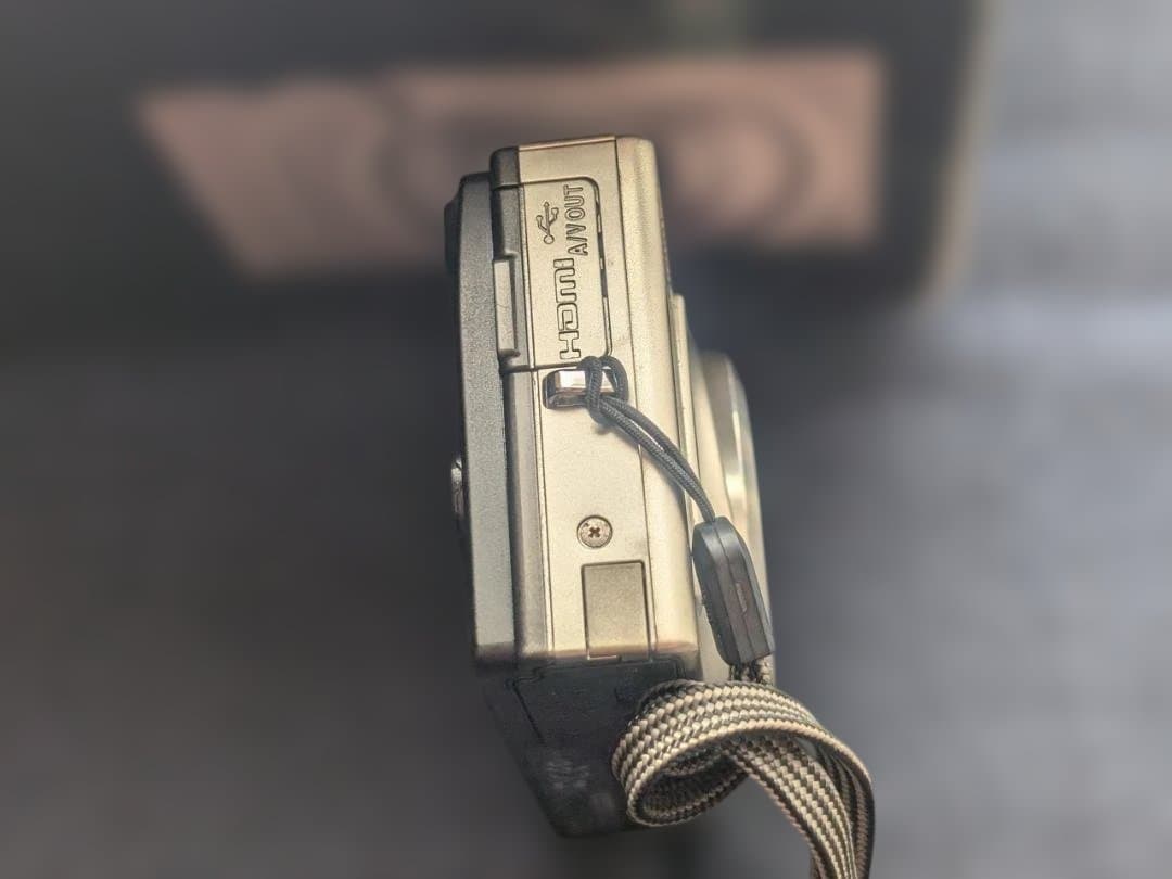 Nikon COOLPIX S8200 シルバー 元箱　予備バッテリー付属品付き