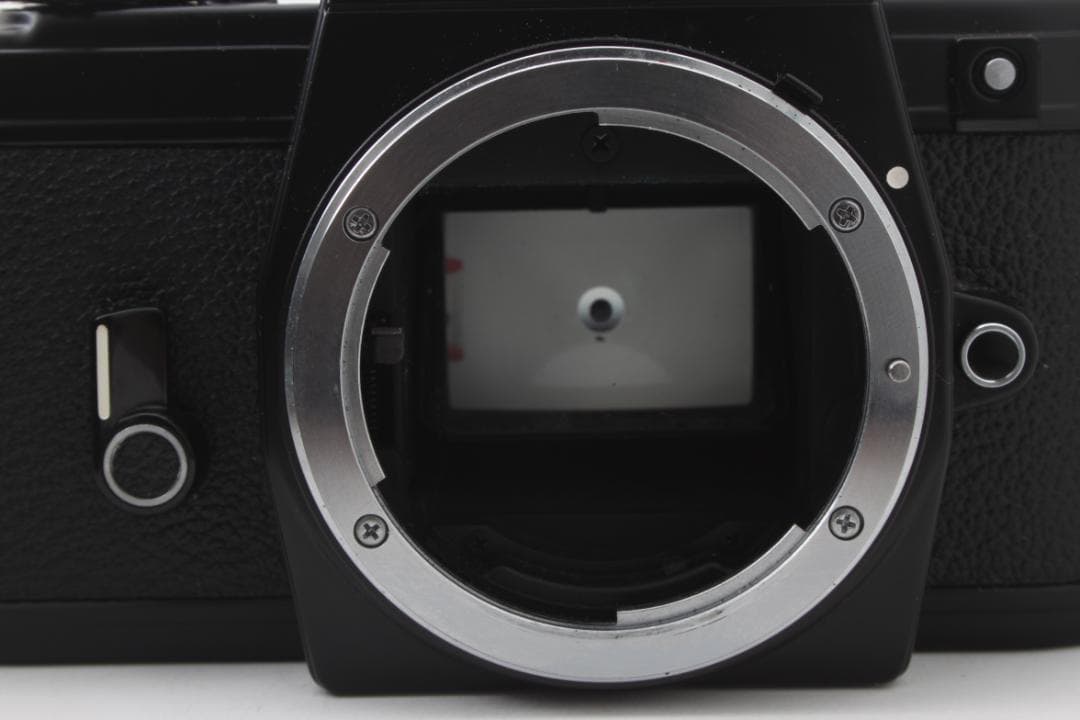 Nikon EM 　Nikkor 50mm f/1.8パンケーキレンズ