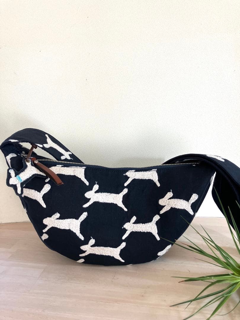 専用出品です。run run run navyボディバッグ