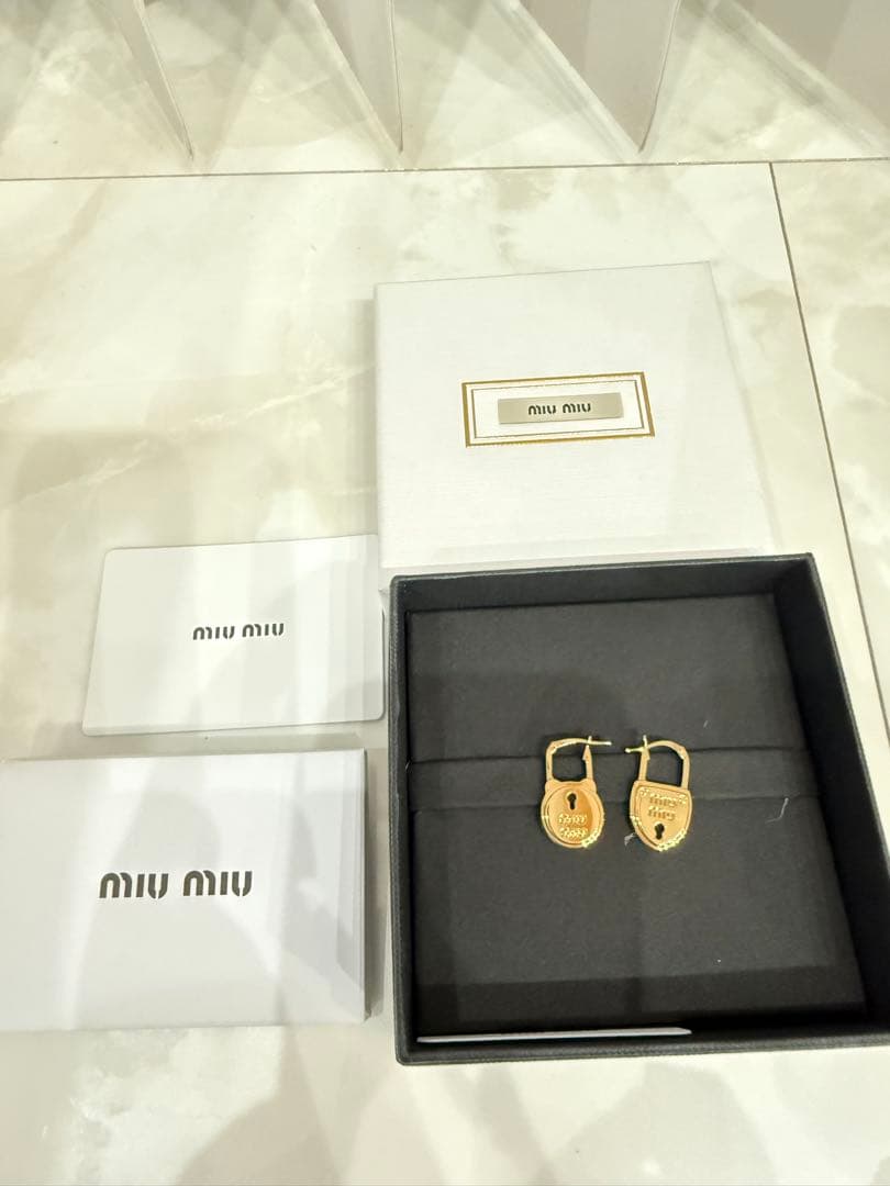 MIU MIU ゴールドロック型ピアス　南京錠ピアス