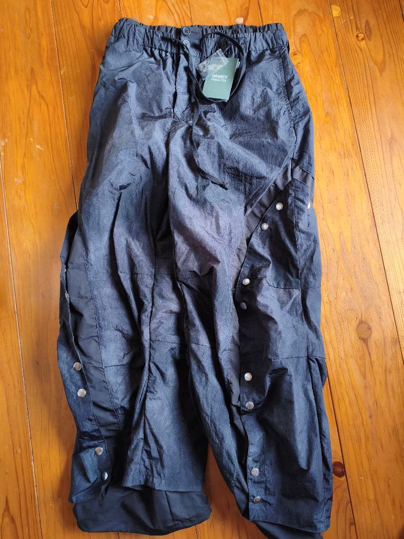 試着のみ　タグ付き　GRANCY ナイロンパンツ ブラック Sサイズ