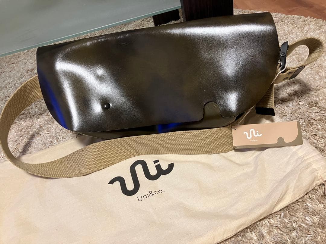 【新品タグ付き】Uni&co ダークグリーン メッセンジャーバッグ
