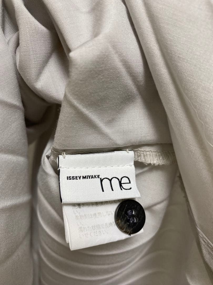 me by ISSEY MIYAKE 斜めプリーツシャツ スリット 白 長袖