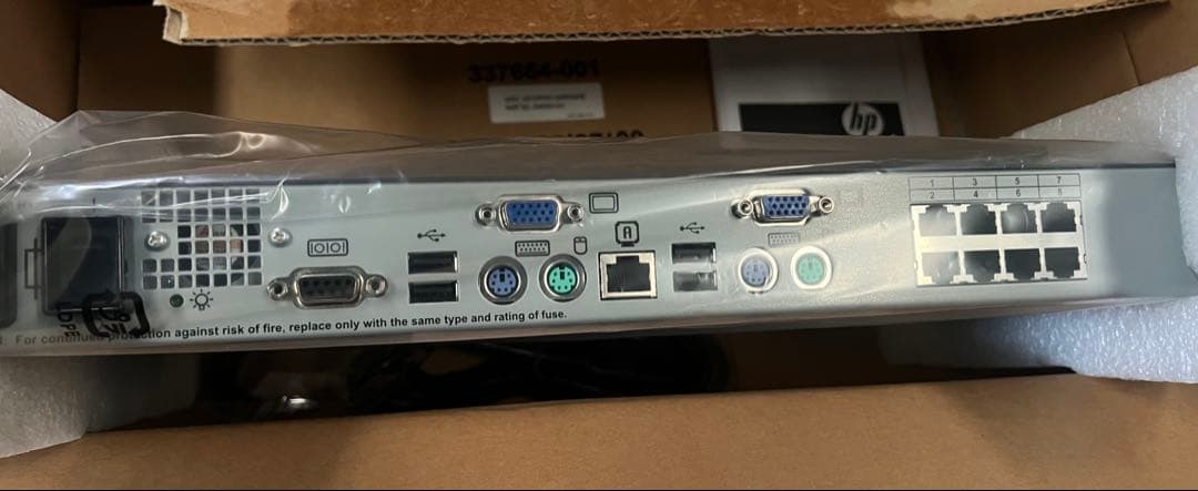 HP KVM Server Console Switch G2 本体