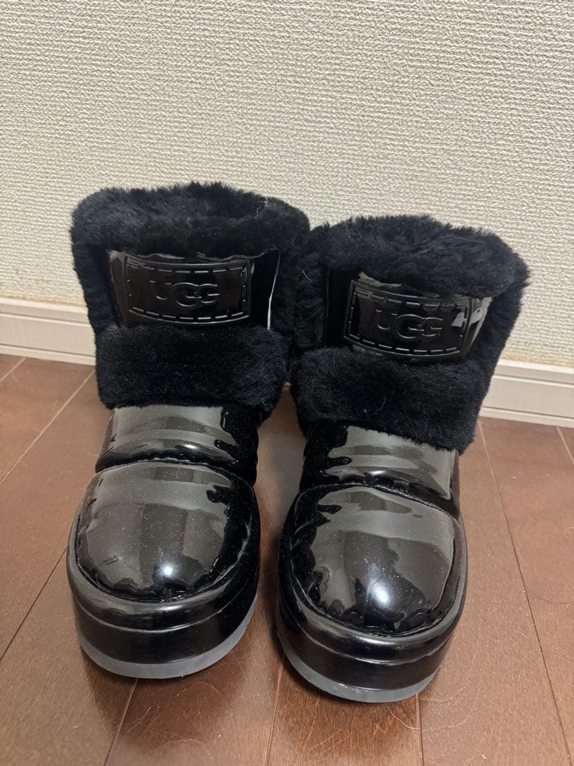 UGGクラシック ブーツ チラピークシャイン アグ ムートン