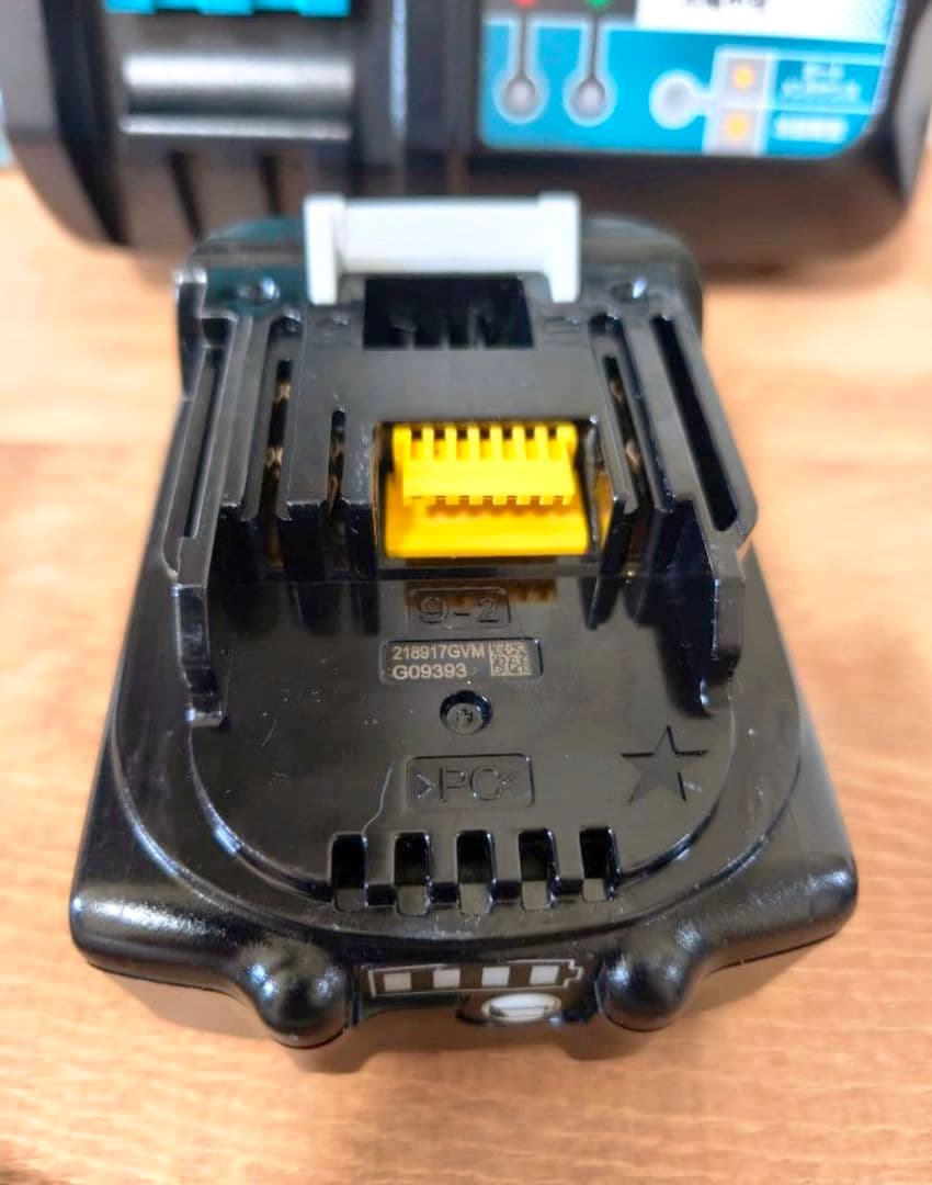 美品【土日限定お値下げ】マキタ掃除機CL282FD 18vバッテリー/急速充電器