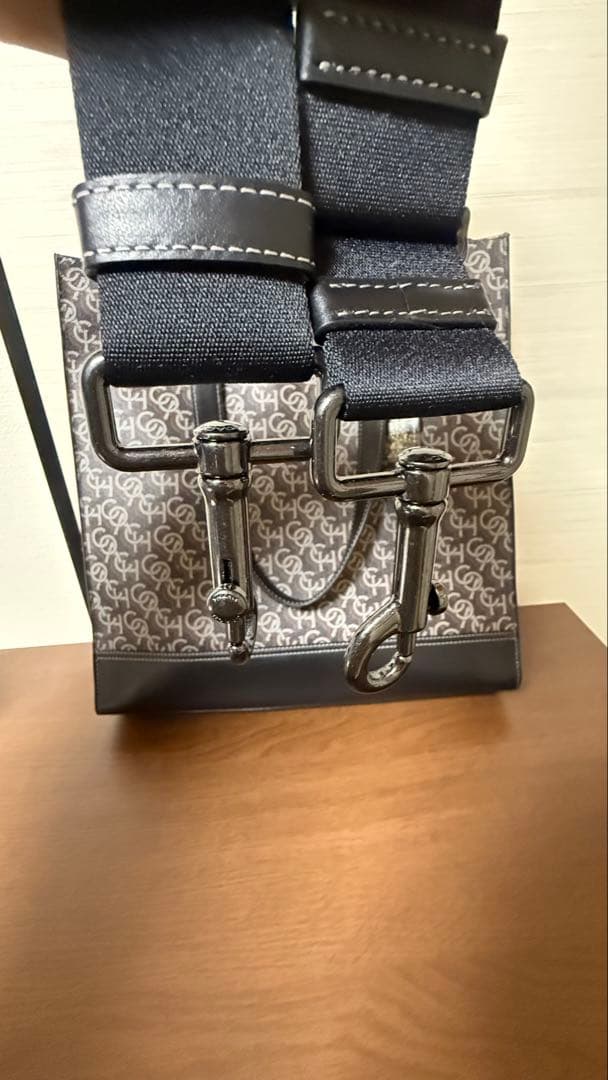 スタイリッシュなCOACHグラハムのシグネチャーバッグで上品で使いやすいモデル