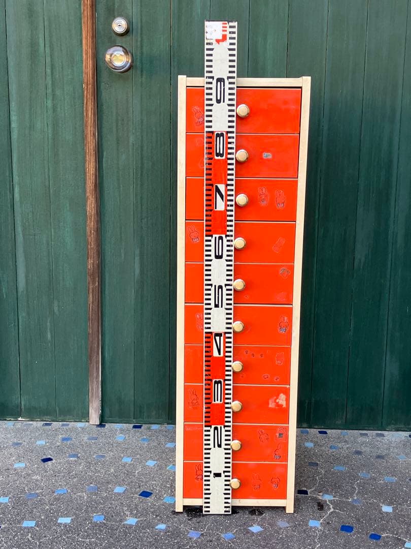 昭和レトロでスリムなチェスト はオレンジ色 中古家具 シールやその跡形あり