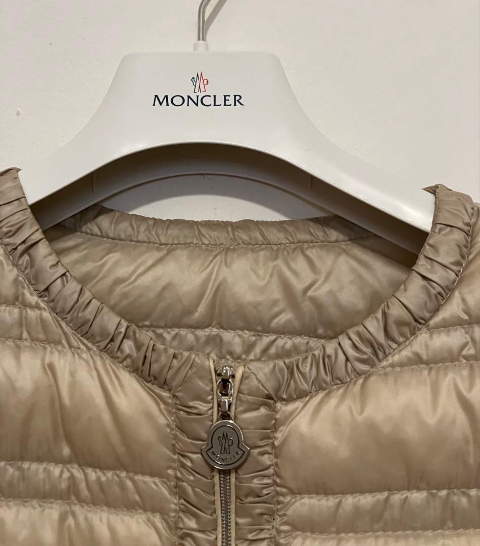 Moncler モンクレール　フリルギャザーノーカラーライトダウンジャケット