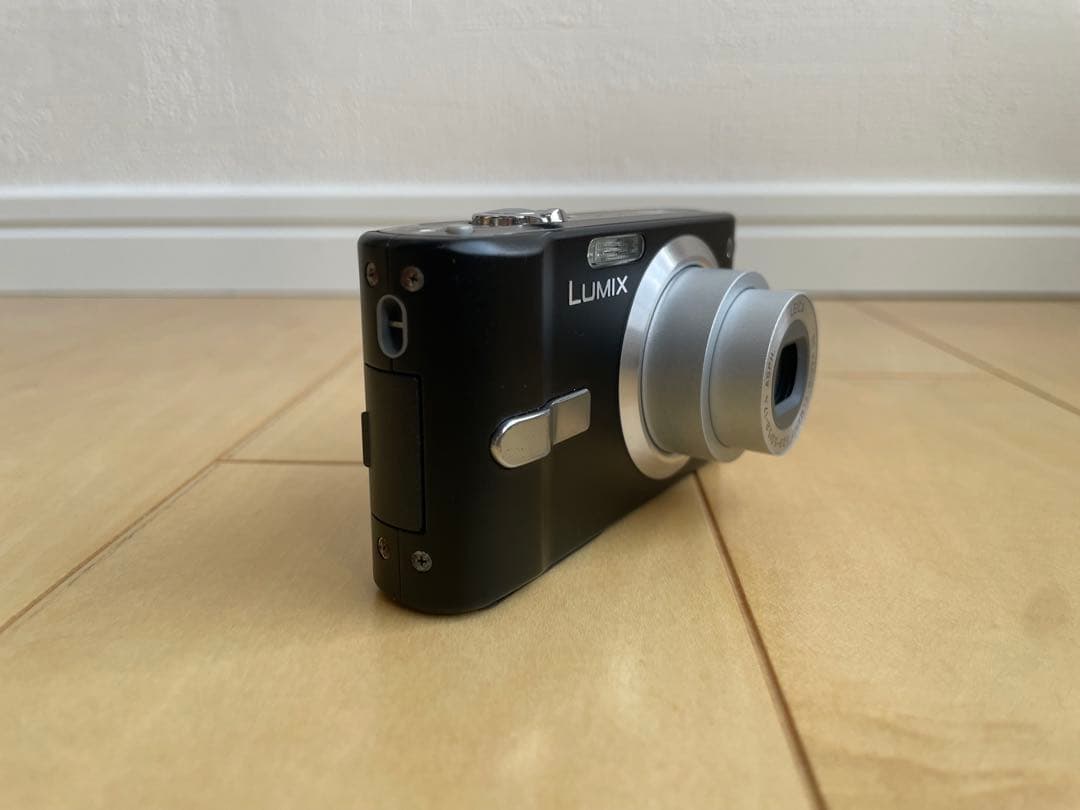 Panasonic DMC-FX12 デジタルカメラ 本体と充電器