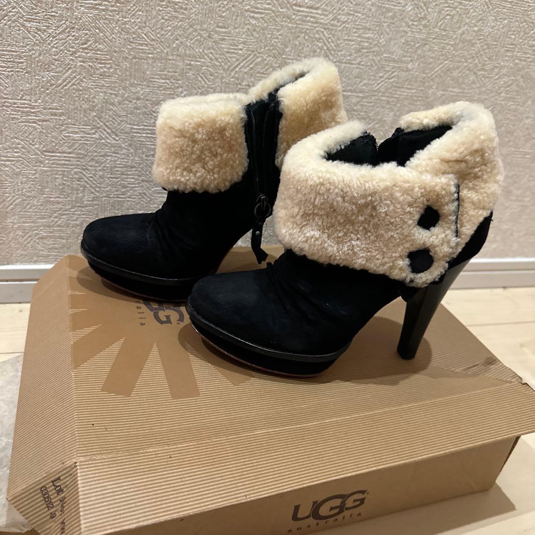 UGG ファー付き黒高ヒールブーツ