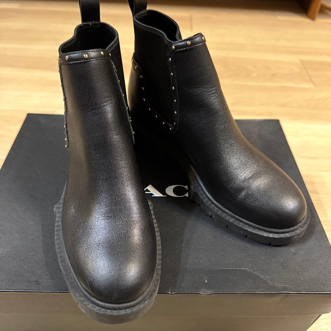 スタッズ付きブラックサイドゴアブーツ　COACH