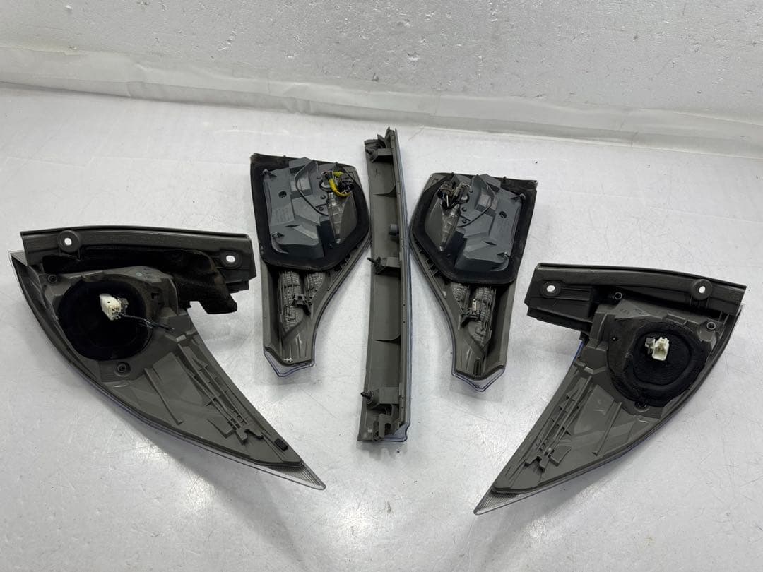 エスティマ[AHR20W 後期]クリア ブレーキランプ左右テールライト