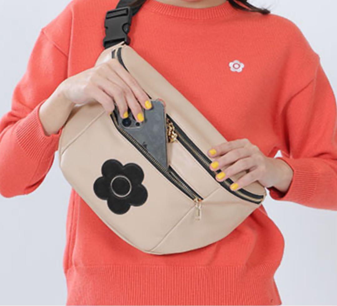 フロントポケットデイジーパッチ ボディバッグ（べージュ）マリークワント完売品