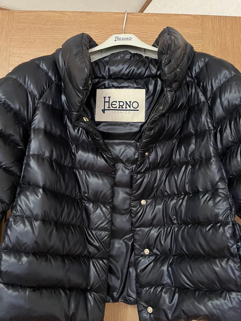HERNO ブラック ショートダウンジャケット