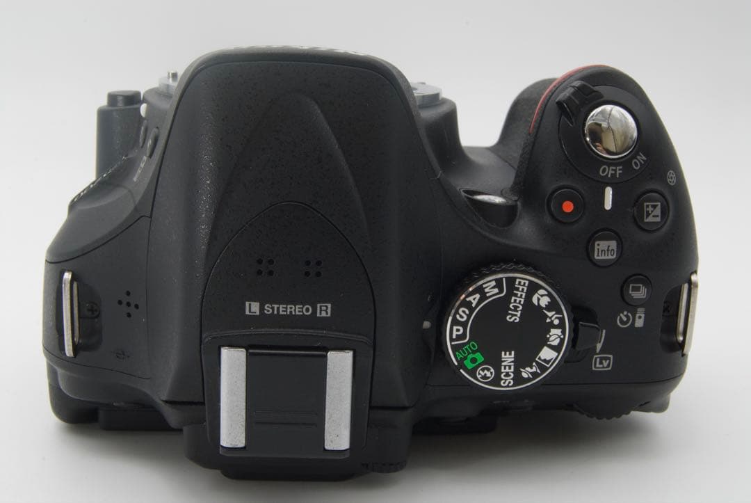 Nikon D5200 レンズキット　スマホ転送　手ぶれ補正　回転モニター