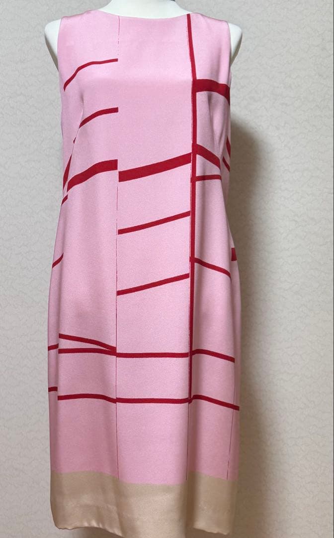 お買い上げ　　　アクリス　ノースリーブワンピース ピンク生地に赤とベーsilk