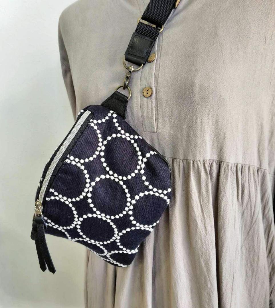 ミナペルホネン/tambourine タンバリンネイビー×白/ボディーバッグ黒