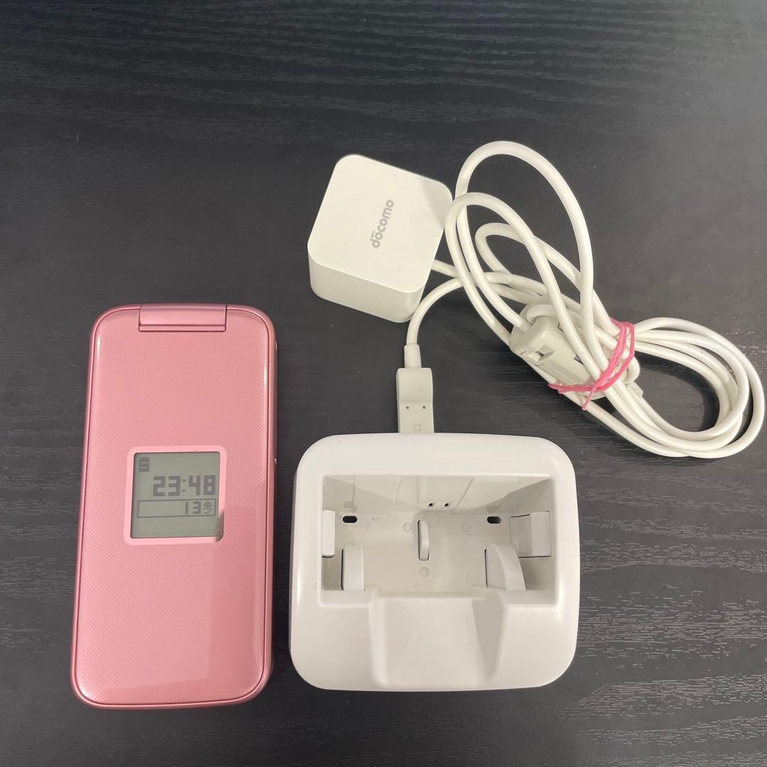 docomo らくらくホン F-02J ピンク　折りたたみ携帯電話
