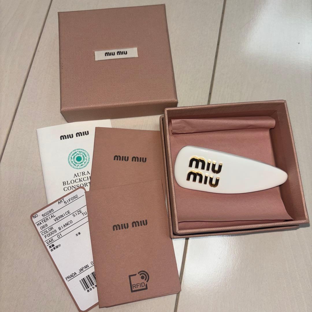 miu miu ホワイト ヘアピン　パテントレザー　ヘアクリップ