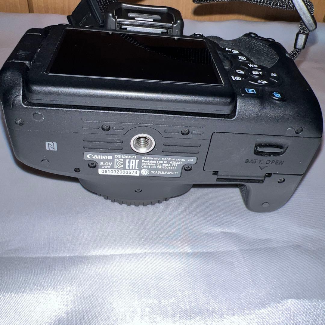 Canon EOS Kiss X8i ダブルズーム 一眼レフカメラ　フルセット