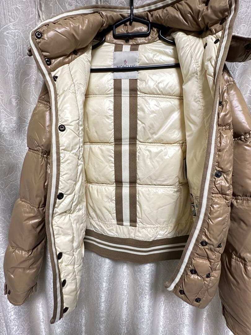 モンクレール　ダウンジャケット ベージュ　フード付き