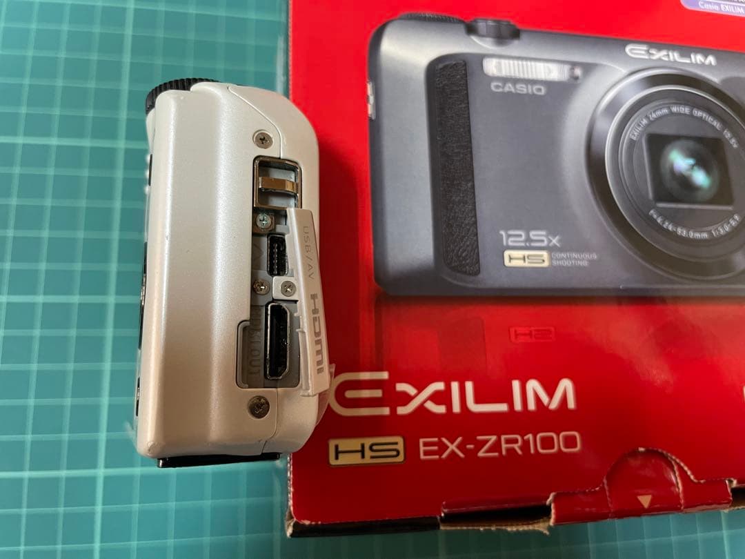 CASIO EXILIM EX-ZR100 ホワイト [電池挿入ふたロック不良]