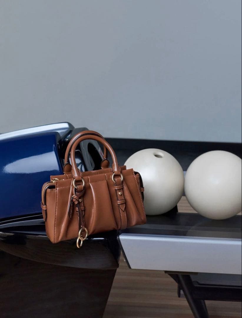 【新品】Charles&Keithブリットンルーシュドトップハンドルトートバッグ