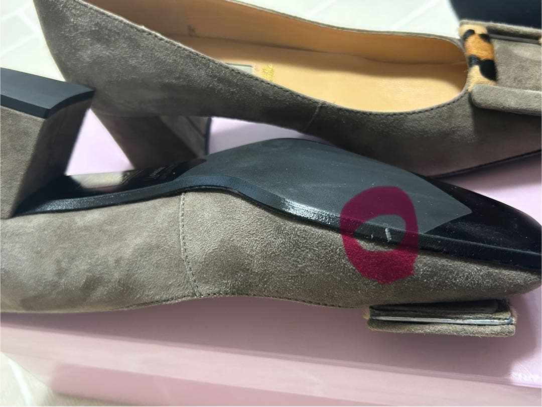 【新品未使用】上質スエード ビッグバックルパンプス 5.5cmヒール グレージュ