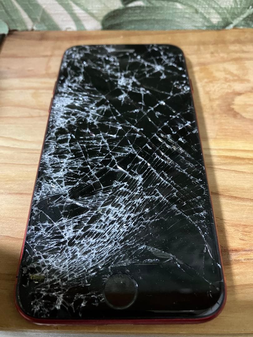 Apple iPhone SE (第2世代) 赤 画面割れ