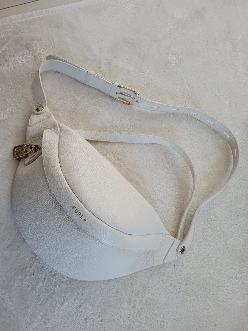 l*中様 FURLA ボディバッグ