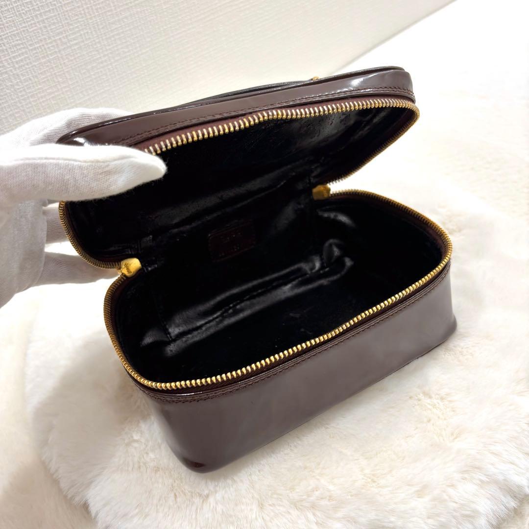 良品　グッチ　バニティバッグ　メイクバッグ　収納　エナメル　ロゴ　ブラウン