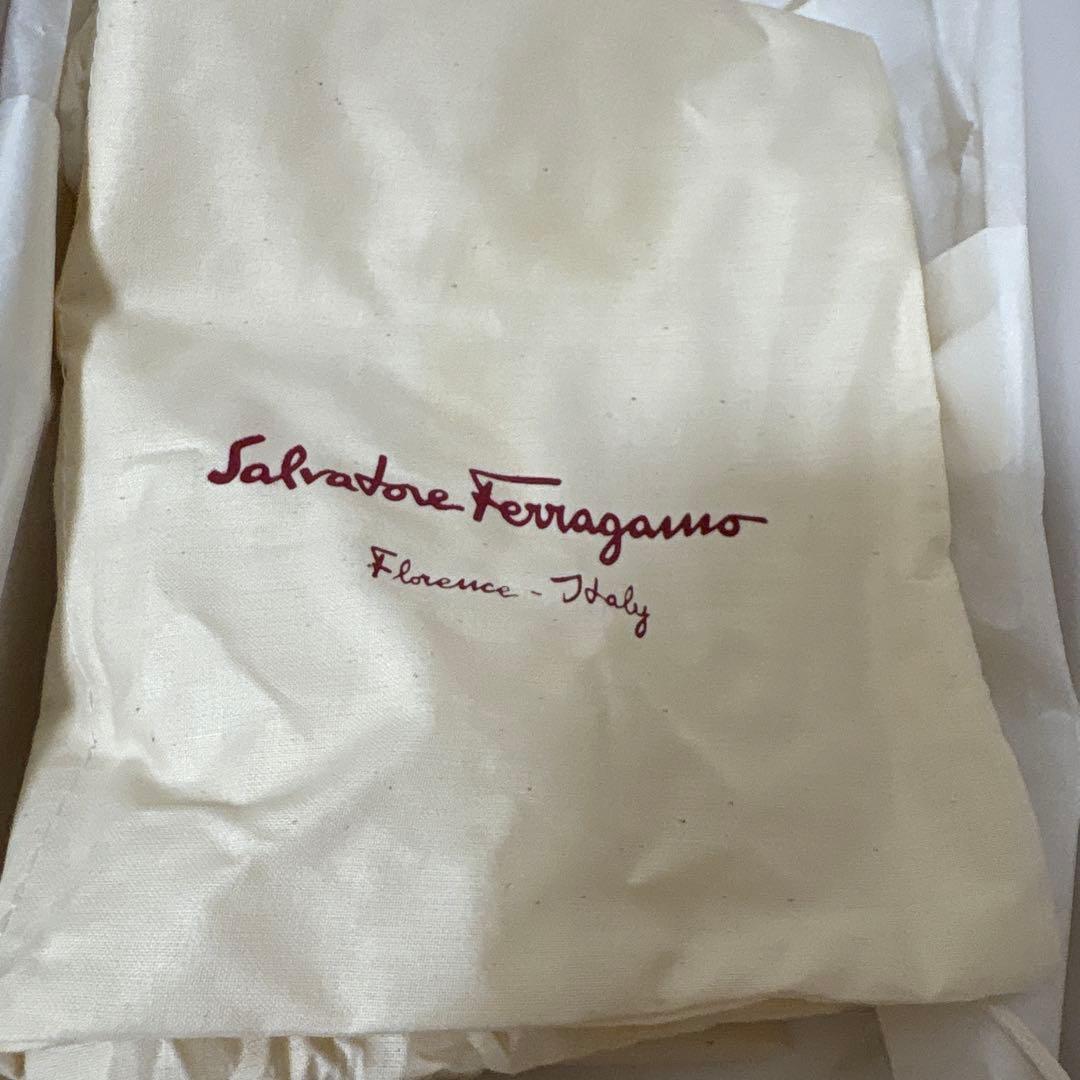 1回使用　Ferragamo ヴァラリボン　エナメルパンプス　ベージュ　8D