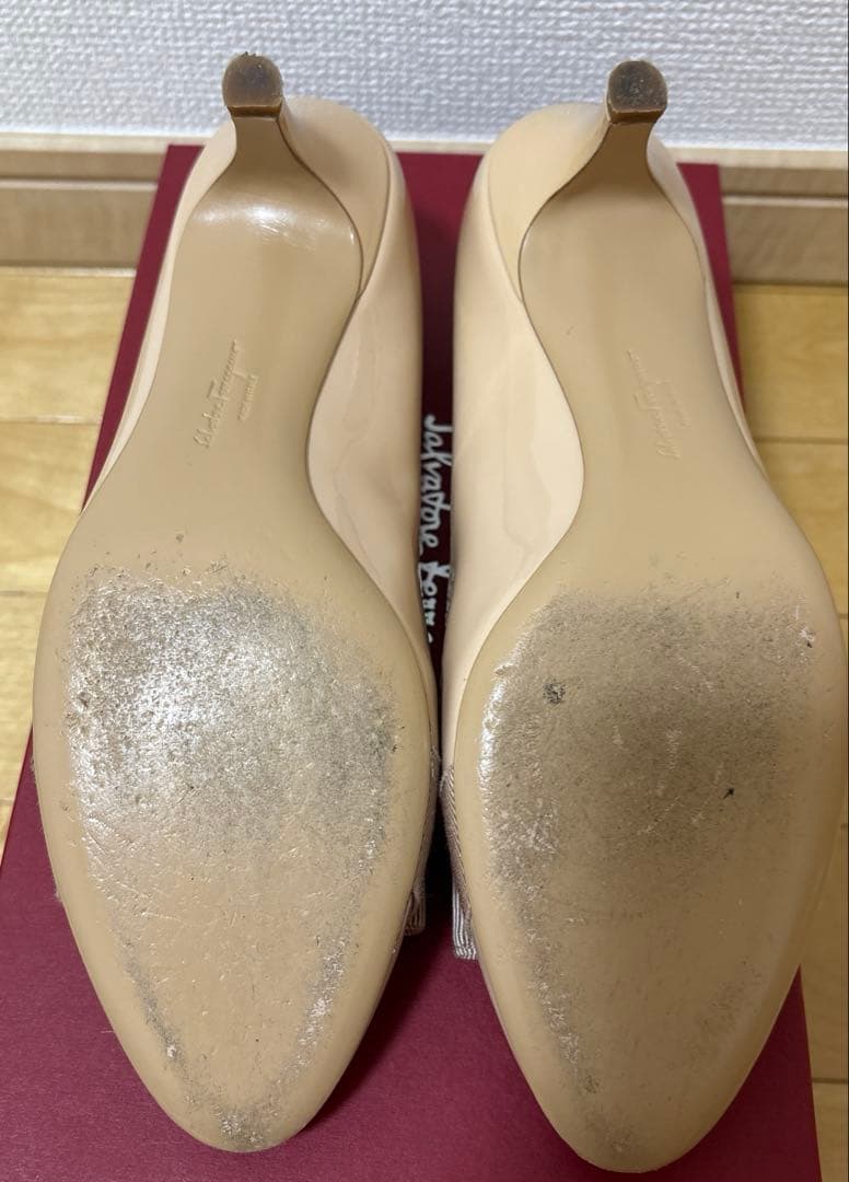 1回使用　Ferragamo ヴァラリボン　エナメルパンプス　ベージュ　8D