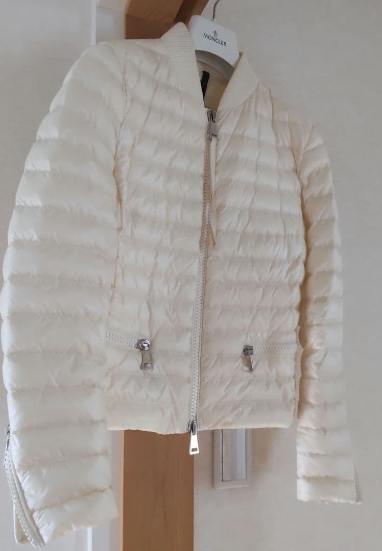 Moncler アイボリー ダウンジャケット