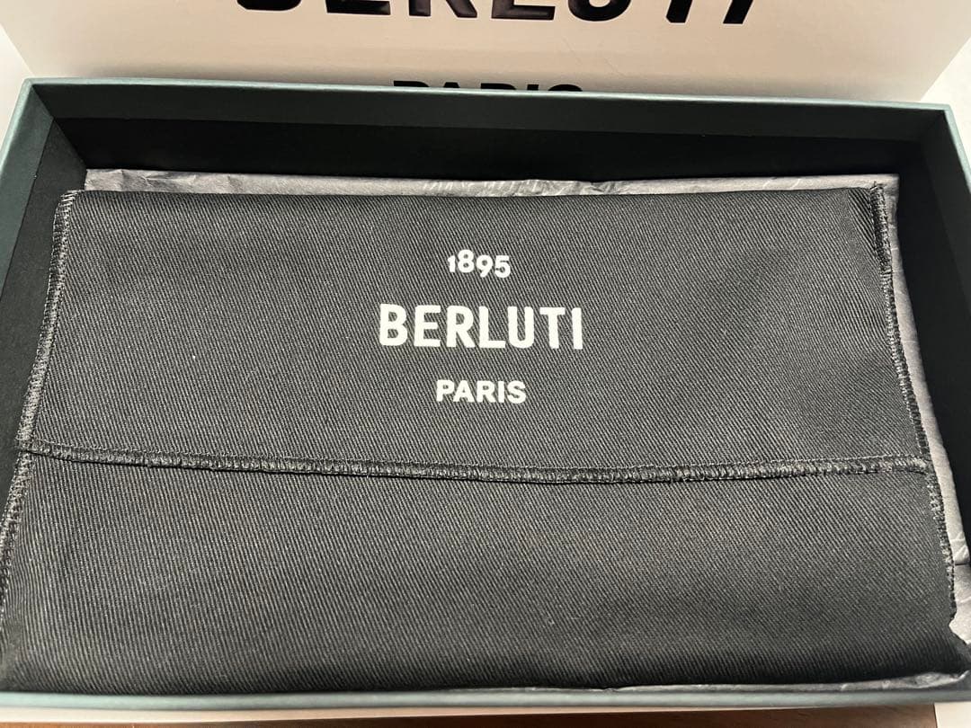 ベルルッティ イタウバ　カリグラフィー　ラウンドジップ 長財布