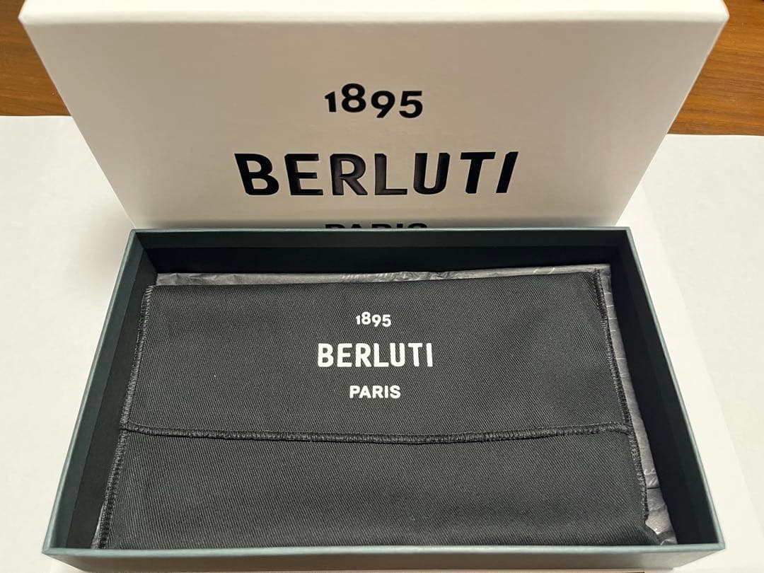 ベルルッティ イタウバ　カリグラフィー　ラウンドジップ 長財布