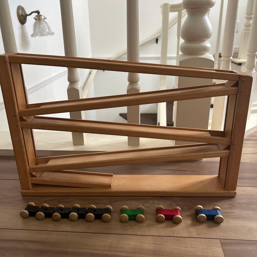 クネクネバーン　BECK社　木製おもちゃ カラフルな車付き