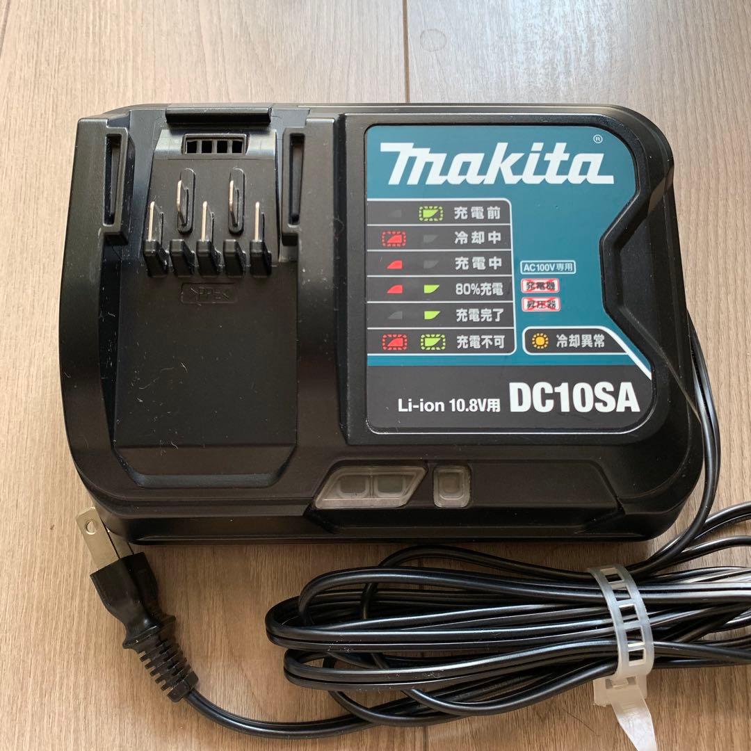 マキタ　充電式クリーナー　紙パックレス式 /コードレス　バッテリー及び充電器付き