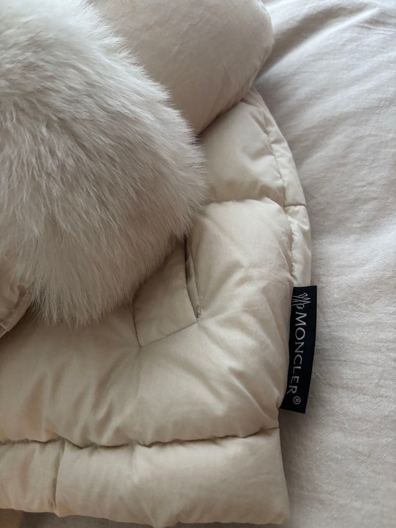 MONCLER フード付きダウンジャケット　袖ファー　オフホワイト　サイズ2