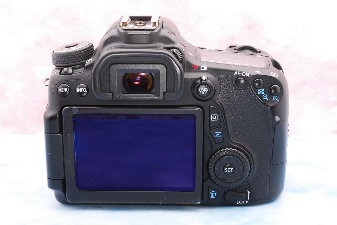 Canon EOS 70D☆手ぶれ補正標準＆超望遠☆一眼レフカメラ☆Wi-Fi