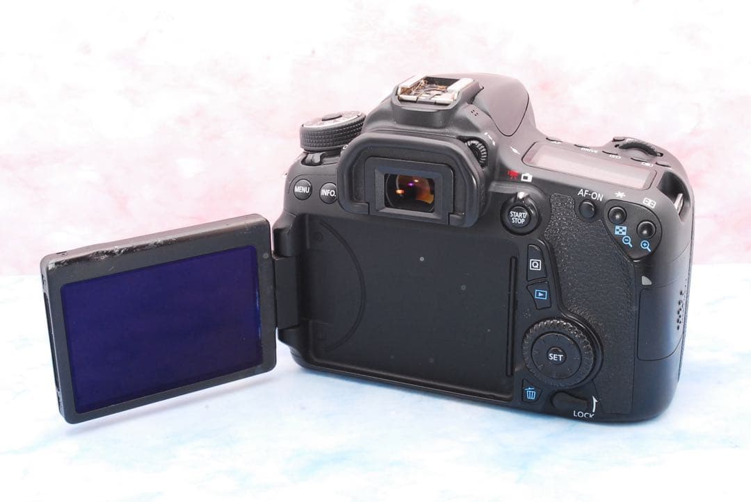 Canon EOS 70D☆手ぶれ補正標準＆超望遠☆一眼レフカメラ☆Wi-Fi