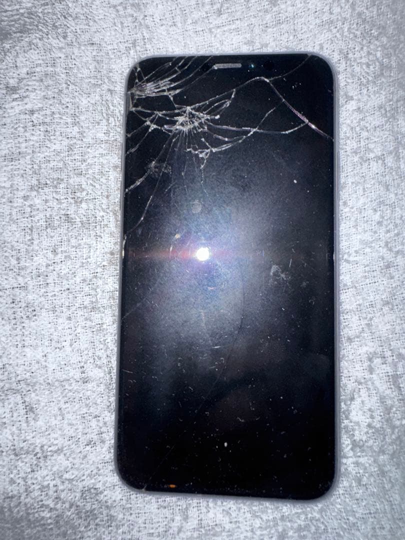 iPhone X 本体 ひび割れあり