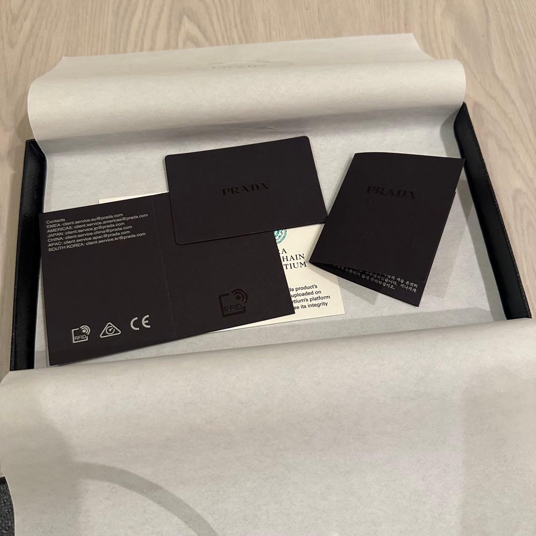 美品✨PRADA サフィアーノトライアングル iPhone14proケース